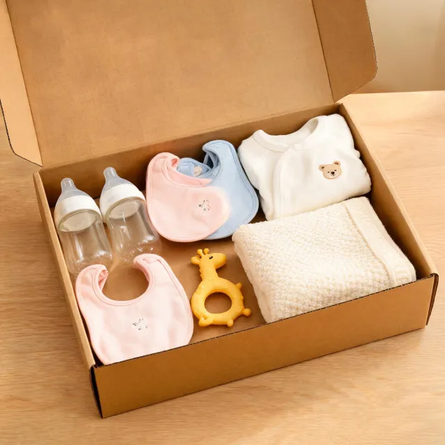 Baby shower gift kit with feeding and clothing items